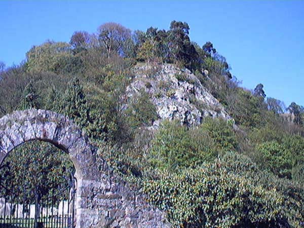 logie church back o'dykes road walk crags image